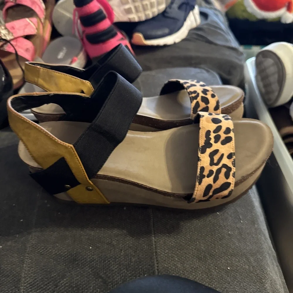 Women Hokus Pokus Black/yellow Wedges Size 8.5